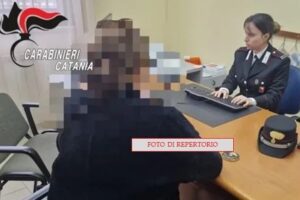 Catania, 51enne tossicodipendente e ludopatico picchia la compagna per avere soldi: arrestato