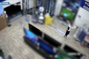 Catania, doppio assalto a Euronics per rubare i telefonini: arrestato 30enne (VIDEO)