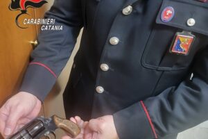 Bronte, 67enne minaccia con la pistola confinante terriero: “Ti ammazzo come un cane e ti mando al cimitero”. Denunciato