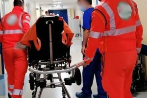 Paternò, 67enne muore in ospedale “abbandonato su una barella”: familiari denunciano il caso