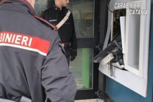 Misterbianco, tenta di scassinare il bancomat con martello e scalpello: 33enne arrestato