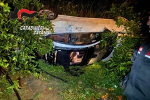 Scordia, auto con a bordo due fidanzatini precipita in una scarpata: salvataggio dei carabinieri