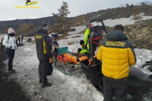 Etna, Sagf soccorre escursionista ferita alla caviglia: a Monte Vituddi in territorio di Biancavilla