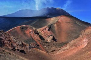 Etna, attività stromboliana nella zona sommitale e lieve emissione di cenere: alimentata la colata della Bocca Nuova