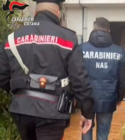 Catania, chiusa casa di riposo abusiva: anziani al freddo dormivano sui divani