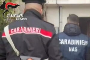 Catania, chiusa casa di riposo abusiva: anziani al freddo dormivano sui divani