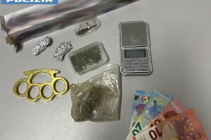 Adrano, droga e un tirapugni in auto: 20enne denunciato