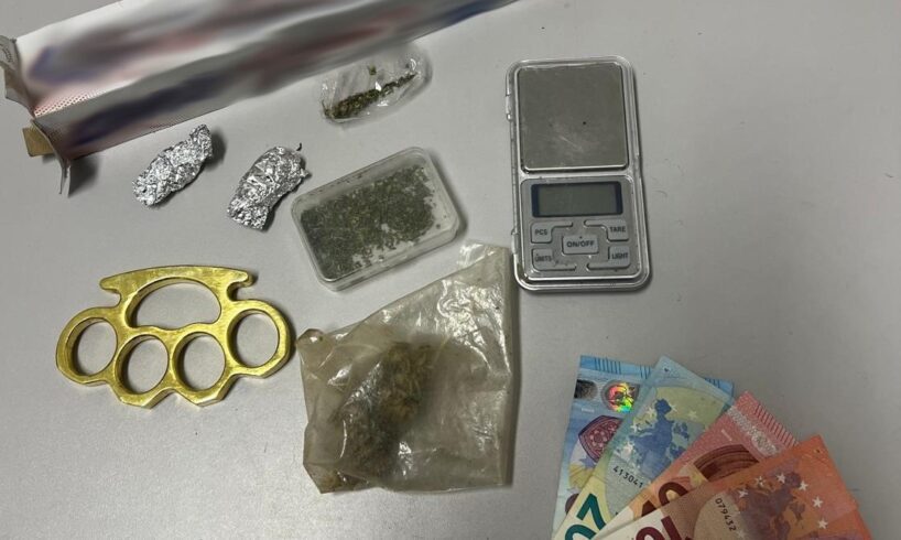 Adrano, droga e un tirapugni in auto: 20enne denunciato