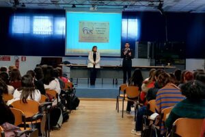 Paternò, ‘lezione’ contro bullismo e cyberbullismo al liceo De Sanctis: “Reale e e virtuale non sono mondi separati”