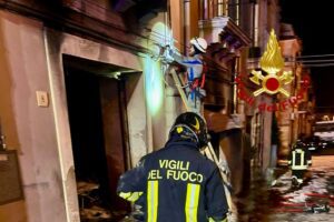 Grammichele, famiglie evacuate dopo incendio in due garage: sul posto anche il sindaco
