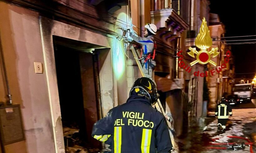 Grammichele, famiglie evacuate dopo incendio in due garage: sul posto anche il sindaco