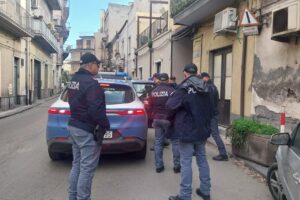 Paternò, controlli della Polizia su lavoratori stranieri impegnati nella campagna agrumicola