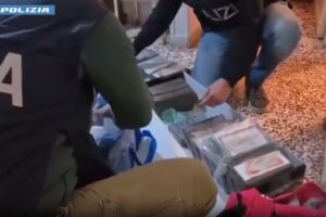 Catania, 37 kg di cocaina nascosti nel ripostiglio di casa: arrestato 45enne (VIDEO)