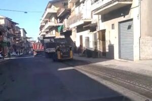 Adrano, 49enne si barrica in casa e lancia oggetti dal balcone: arrestato dopo irruzione della Polizia