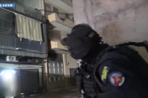 Adrano, arrestato il 48enne barricato in casa con due cani lupo: due agenti feriti