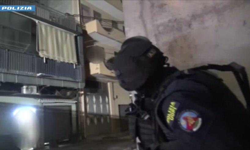 Adrano, arrestato il 48enne barricato in casa con due cani lupo: due agenti feriti