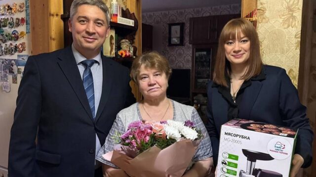 Russia, il partito di Putin regala un tritacarne alle madri dei soldati uccisi: gesto definitivo ‘vergognoso’