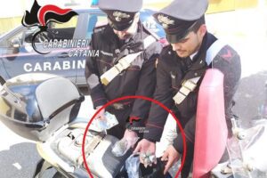 Aci Castello, spacciatore 22enne incensurato bloccato con la droga vicino alle scuole: arrestato