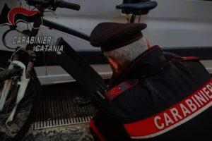 Catania, il ‘rider’ consegna le pizze e lei tenta di rubargli la bici elettrica: denunciata