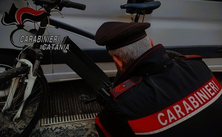 Catania, il ‘rider’ consegna le pizze e lei tenta di rubargli la bici elettrica: denunciata