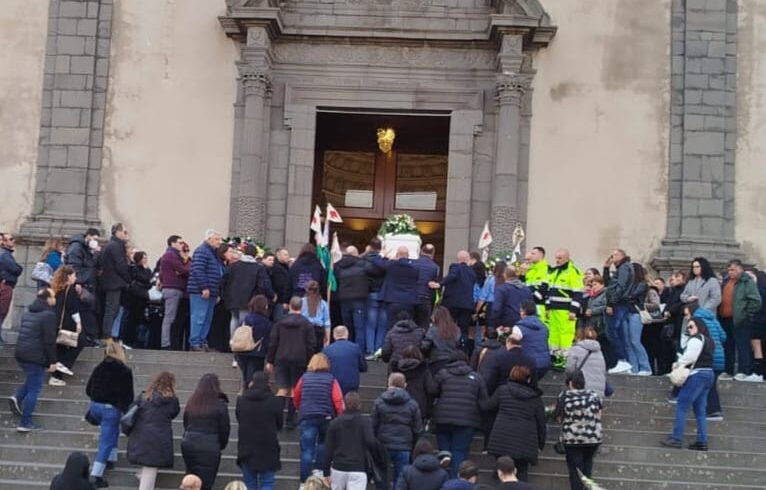 Belpasso, in tanti a dare l’ultimo saluto a Josephine: “Dolore per l’intera comunità“