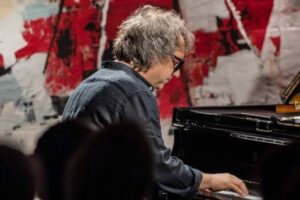 Musica, il pianista Remo Anzovino in tour con il nuovo album ‘Atelier’: il 27 al Centro Zō