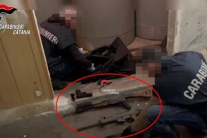 Catania, 54enne incensurato deteneva armi da guerra nel garage: arrestato (VIDEO)