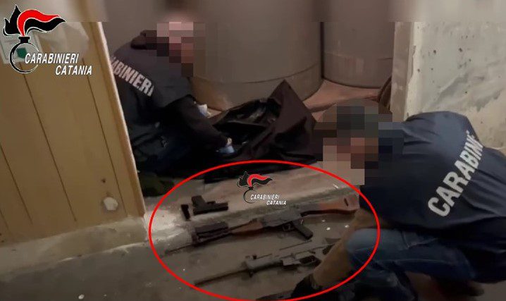 Catania, 54enne incensurato deteneva armi da guerra nel garage: arrestato (VIDEO)