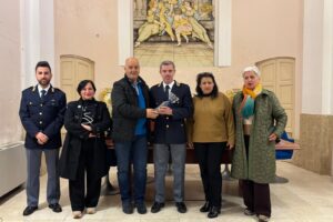 Adrano, a Palazzo Bianchi la Polizia presenta vademecum contro truffe e raggiri: progetto “Insieme, per la sicurezza”