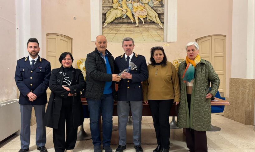 Adrano, a Palazzo Bianchi la Polizia presenta vademecum contro truffe e raggiri: progetto “Insieme, per la sicurezza”