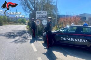 Bronte, torna a casa dell’ex fidanzato per rubare denaro e cellulare: denunciata insieme con un complice
