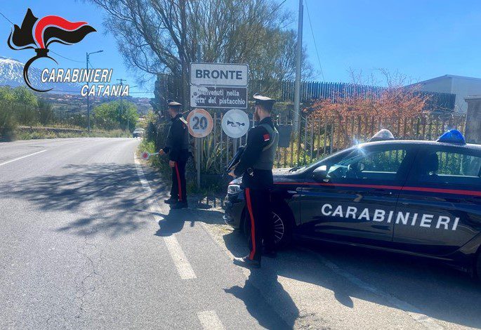 Bronte, torna a casa dell’ex fidanzato per rubare denaro e cellulare: denunciata insieme con un complice