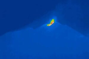 Etna, attività stromboliana da varie bocche del Cratere di Sud-Est: direzione cenere prevista est-sud-est