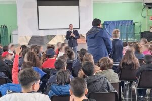 Adrano, bullismo e cyberbullismo: la Polizia incontra gli studenti dell’I.C. ‘Bascetta’
