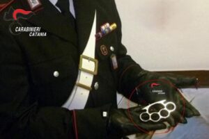 Biancavilla, 18enne in Piazza Stazione con un tirapugni in tasca: denunciato