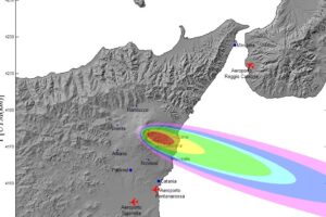 L’Etna ribolle e trema e prepara un episodio eruttivo: cenere vulcanica prevista nella fascia orientale