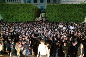 Messina, tremila persone alla fiaccolata per ricordare Sara. La mamma: “Ringrazio tutti”