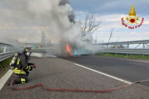 Catania, autobus in fiamme lungo l’autostrada A18: autista e passeggero in salvo