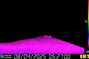 Etna, nuova attività stromboliana al Cratere di Sud-Est: emissione di VONA rosso per il traffico aereo