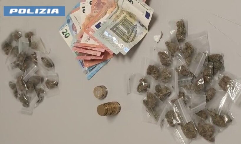 Adrano, spaccio di droga davanti alla Villa comunale: arrestato 18enne, denunciato un 20enne con coltello