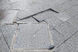 Paternò, pavimentazione danneggiata in centro: rischio per pedoni e automobilisti