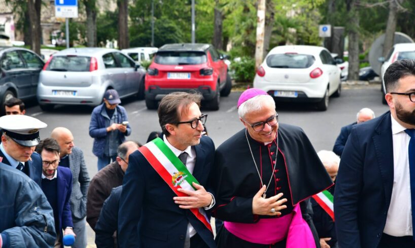 Belpasso, cittadinanza onoraria all’Arcivescovo Renna: “Nel nome di Santa Lucia”