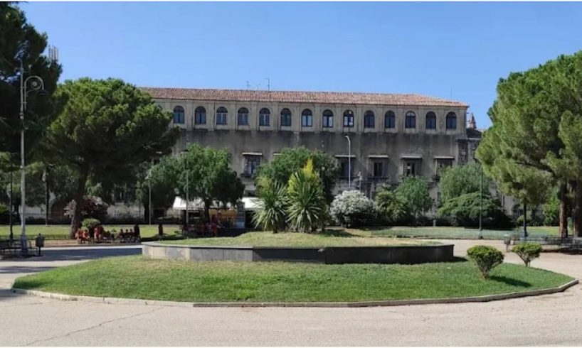 Adrano, denunciato 28enne che si è denudato davanti a ragazze nella villa comunale