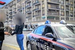 Catania, rubano zaino a studentesse universitaria: arrestato 47enne di Scordia, irreperibile il complice 34enne