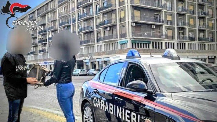 Catania, rubano zaino a studentesse universitaria: arrestato 47enne di Scordia, irreperibile il complice 34enne