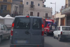 Paternò, principio d’incendio in un panificio di via Circonvallazione: subito domato dai vigili del fuoco