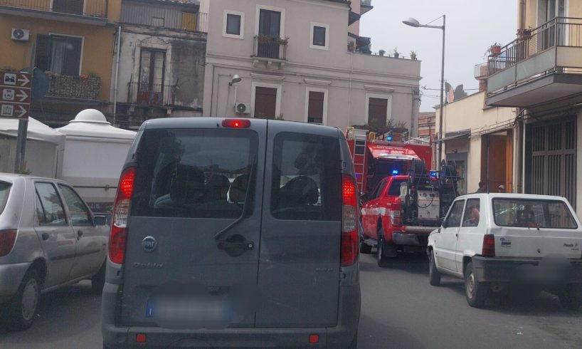 Paternò, principio d’incendio in un panificio di via Circonvallazione: subito domato dai vigili del fuoco