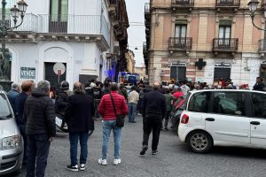 Paternò, straniero dà in escandescenze in Piazza Indipendenza: immobilizzato dai carabinieri
