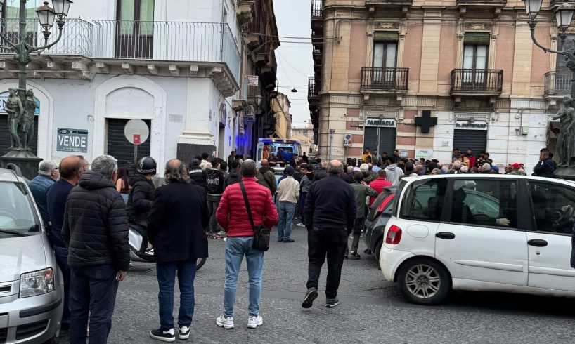 Paternò, straniero dà in escandescenze in Piazza Indipendenza: immobilizzato dai carabinieri
