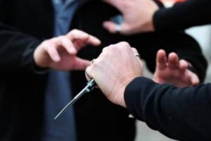Adrano, 19enne ferito a coltellate dopo lite in piazza: al vaglio le immagini di videosorveglianza